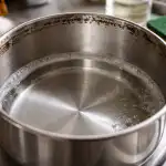 Zagorjelu tavu spašavamo bez kemikalija i dugog trenja zagorjelu-tavu-spasavamo-bez-kemikalija-i-dugog-trenja.png